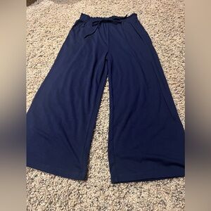 Women’s stretch cotton navy blue capris with elastic waist, size medium